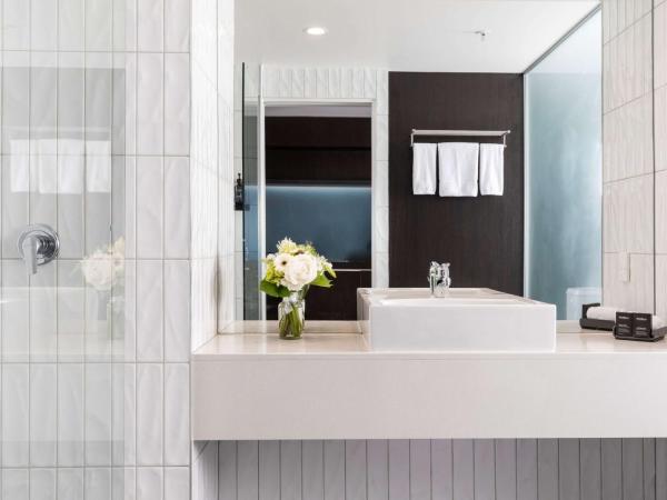 Rydges Wellington : photo 1 de la chambre chambre lit king-size deluxe avec balcon