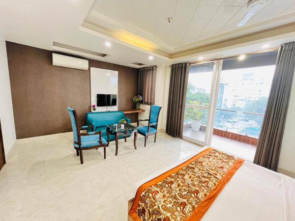 Hotel Dayal Regency, Shushant Lok sector 29, Near Fortis Hospital : photo 4 de la chambre chambre double avec balcon