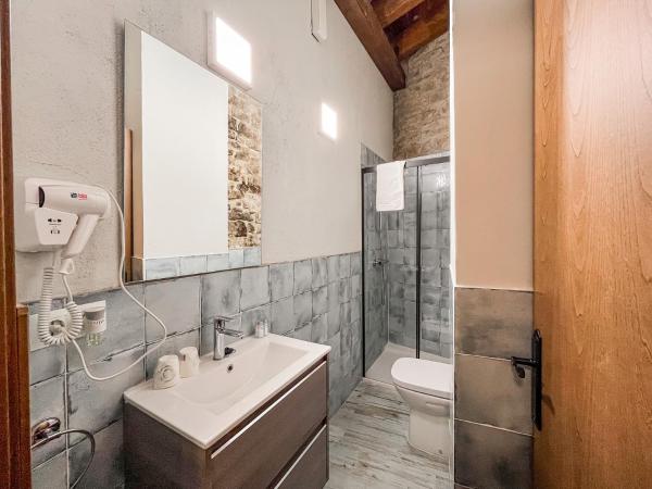 El Forn de Freixenet con servicios de un hotel : photo 9 de la chambre chambre double avec salle de bains privative