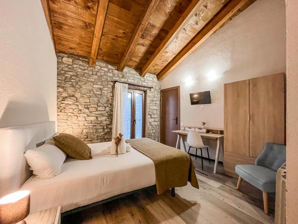 El Forn de Freixenet con servicios de un hotel : photo 8 de la chambre chambre double avec salle de bains privative