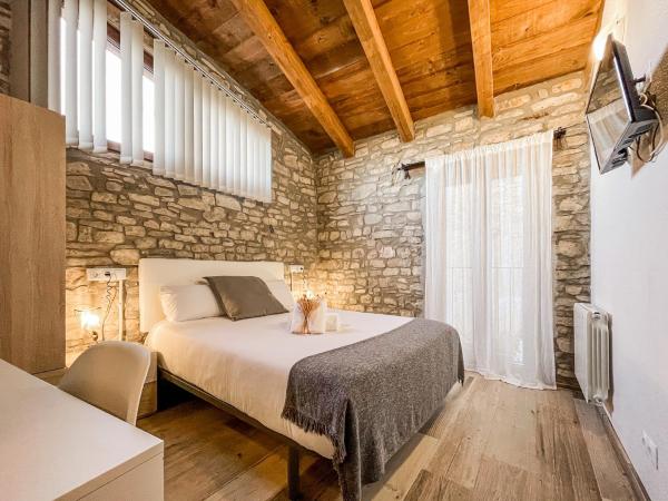 El Forn de Freixenet con servicios de un hotel : photo 4 de la chambre chambre double avec salle de bains privative