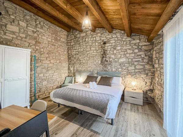 El Forn de Freixenet con servicios de un hotel : photo 10 de la chambre chambre double avec salle de bains privative