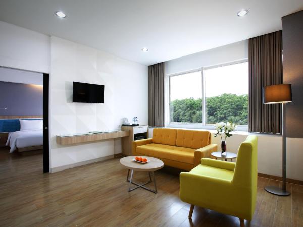 Hotel Santika Kelapa Gading : photo 2 de la chambre suite lit king-size
