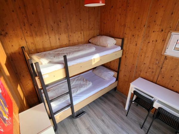 EASY Lodges Berlin : photo 2 de la chambre chambre lits jumeaux avec salle de bains commune