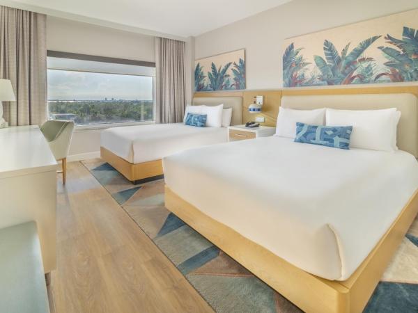 Radisson Resort Miami Beach : photo 1 de la chambre hébergement avec 2 lits queen-size