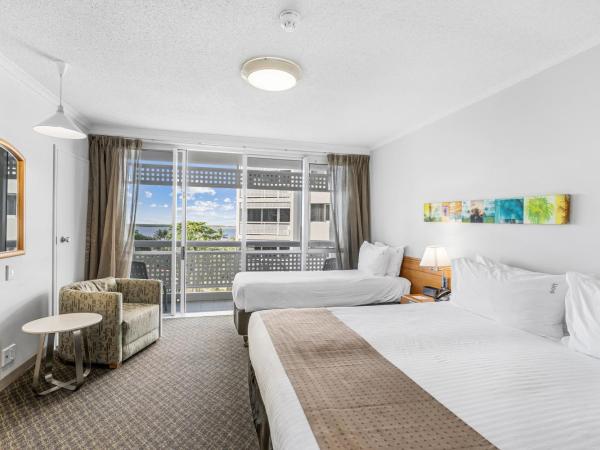Cairns Harbourside Hotel : photo 3 de la chambre chambre triple standard avec lit king-size et lit simple - vue sur mer