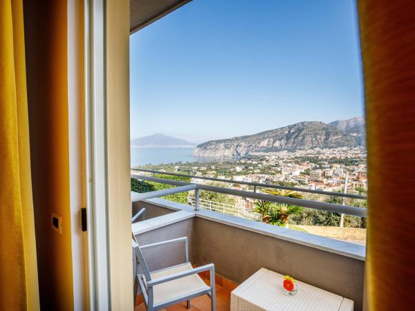 Art Hotel Gran Paradiso : photo 4 de la chambre chambre double ou lits jumeaux - vue latérale sur mer