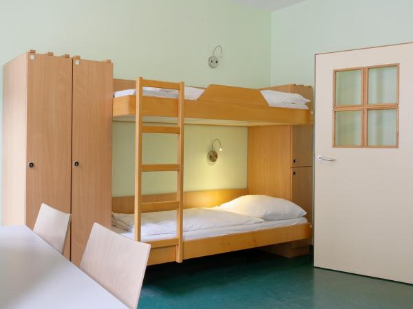 Jugendherberge Wien - Myrthengasse : photo 3 de la chambre chambre lits jumeaux avec salle de bains commune