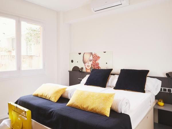 Free Hostels Barcelona : photo 8 de la chambre chambre double avec lit d'appoint