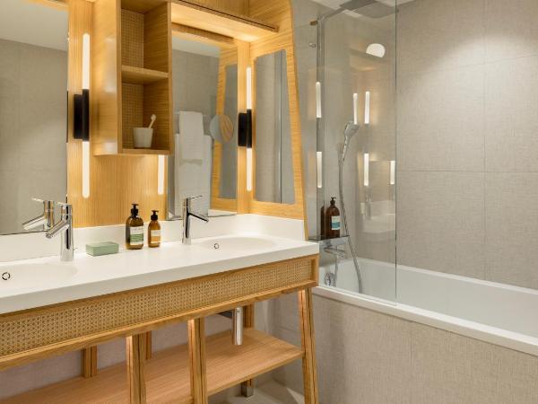 FirstName Bordeaux, Part of JdV by Hyatt : photo 2 de la chambre chambre d'angle lit king-size de luxe 