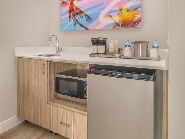 Radisson Resort Miami Beach : photo 2 de la chambre studio lit king-size - vue sur la - balcon - accessible aux personnes à mobilité réduite