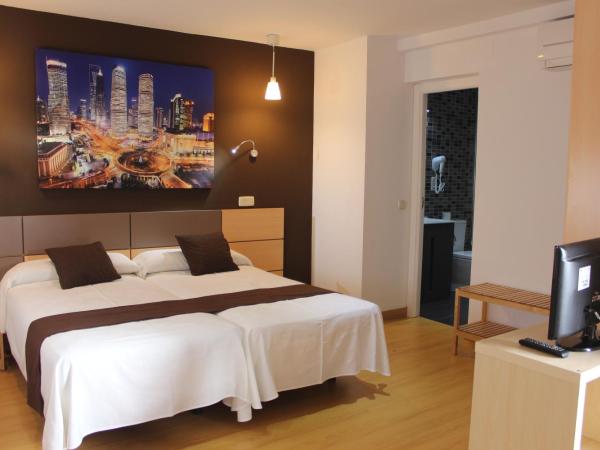 Hostal Falfes : photo 6 de la chambre chambre triple avec douche