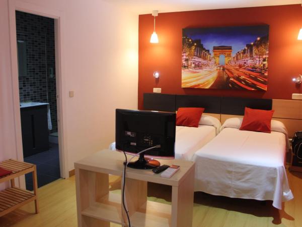 Hostal Falfes : photo 4 de la chambre chambre triple avec douche