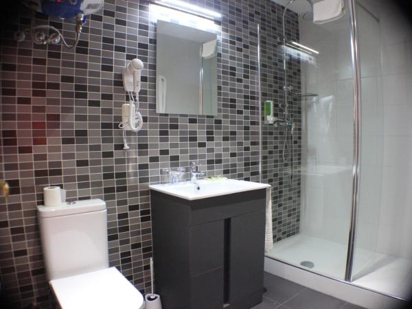 Hostal Falfes : photo 7 de la chambre chambre triple avec douche