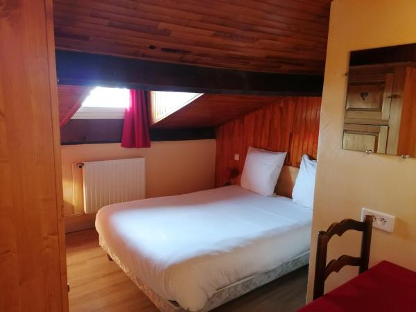 Hôtel Le Lievre Blanc : photo 1 de la chambre chambre double mansardée sous combles 