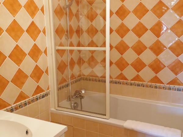 Htel Le Lievre Blanc : photo 2 de la chambre chambre triple avec baignoire