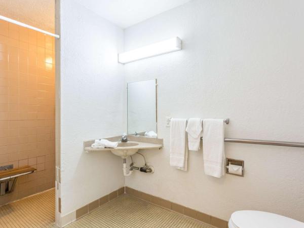 Motel 6 Albuquerque Northeast : photo 4 de la chambre chambre double - accessible aux personnes à mobilité réduite - douche accessible en fauteuil roulant