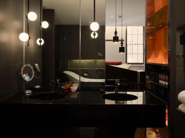 QT Sydney : photo 5 de la chambre chambre lit king-size de luxe qt