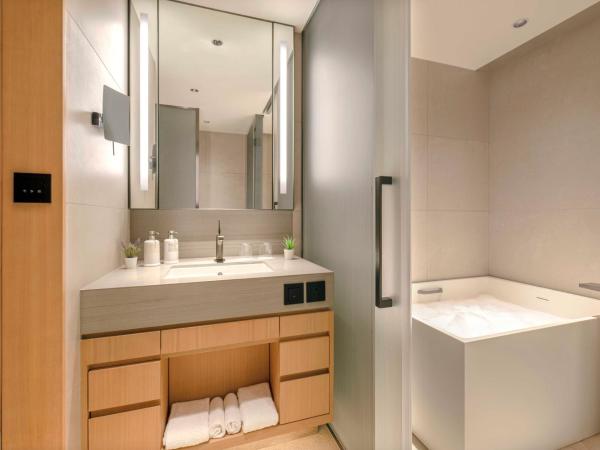 AKI Hong Kong - MGallery : photo 4 de la chambre deluxe room, 1 king bed, studio