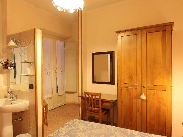 Hotel Margaret : photo 5 de la chambre chambre double Économique avec salle de bains commune