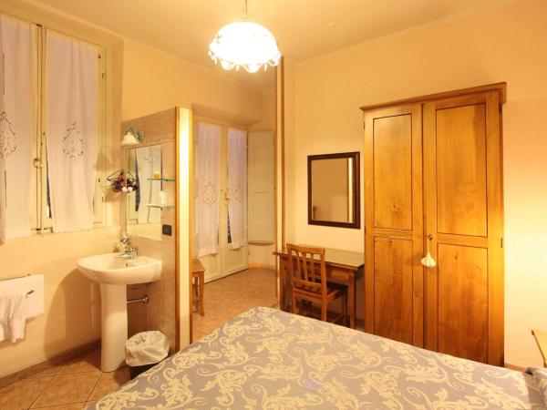 Hotel Margaret : photo 2 de la chambre chambre double Économique avec salle de bains commune