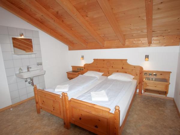 juhui Arosa : photo 2 de la chambre chambre double avec salle de bains commune