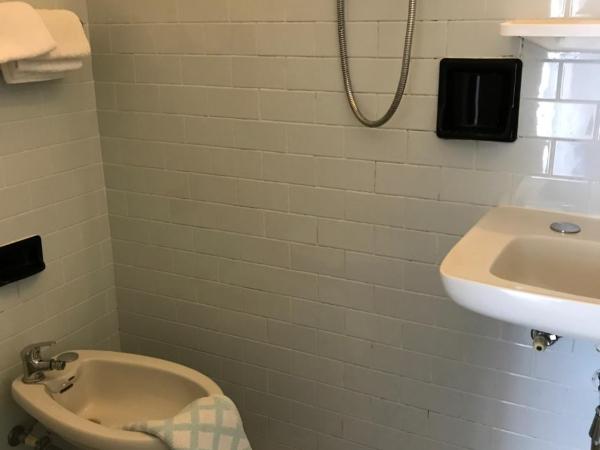 Hotel Perla Verde : photo 1 de la chambre chambre quadruple avec balcon