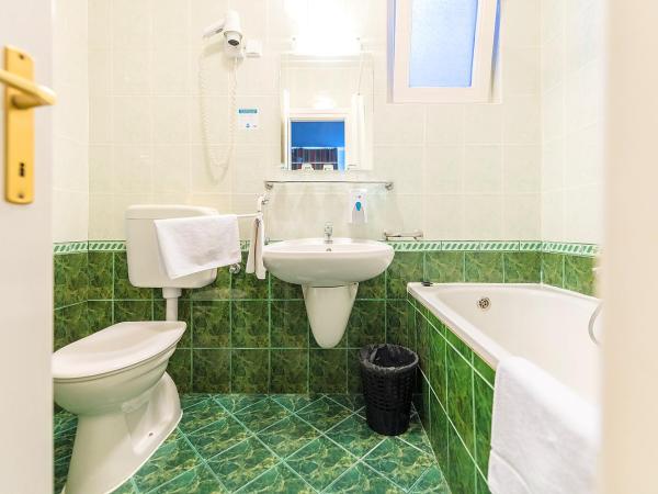 Baross City Hotel - Budapest : photo 5 de la chambre chambre quadruple