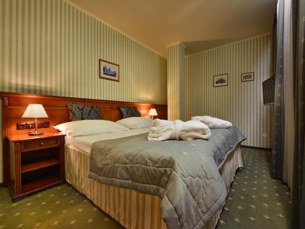 Hotel Morris Relax & Wellness : photo 1 de la chambre chambre triple de luxe avec balcon ou terrasse