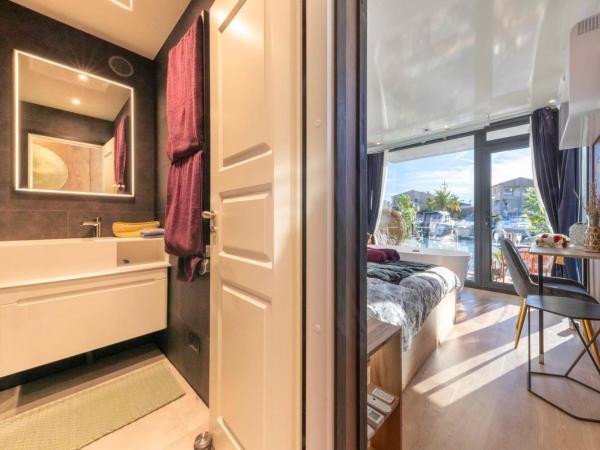 Escale Royale Frejus : photo 5 de la chambre cabine familiale dans un bateau