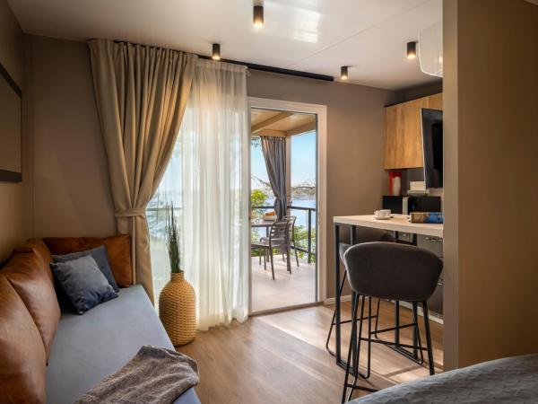 Punto Blu Village in Valamar Camping Lanterna : photo 1 de la chambre mobile home premium