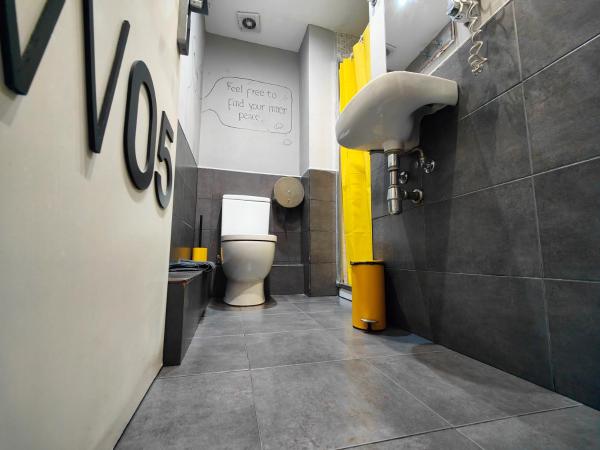 Free Hostels Barcelona : photo 3 de la chambre lit dans dortoir mixte de 4 lits avec salle de bains commune