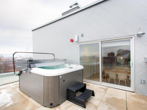 Les Lofts St-François - Par Les Lofts Vieux-Quebec : photo 8 de la chambre penthouse saint-françois avec toit-terrasse privé et spa - sf601