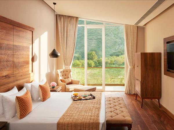 Taj Aravali Resort & Spa Udaipur : photo 2 de la chambre deluxe hill view room with balcony double bed