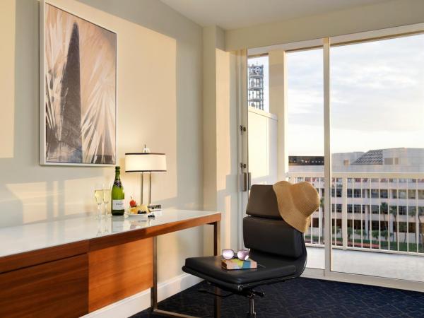 Hotel Tampa Riverwalk : photo 4 de la chambre corner king room with bath tub - mobility accessible