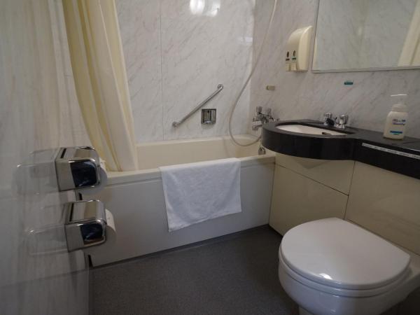 Ryokan Katsutaro : photo 3 de la chambre chambre triple avec salle de bains