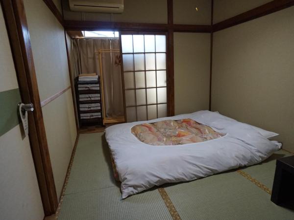 Ryokan Katsutaro : photo 1 de la chambre chambre double avec salle de bains commune a