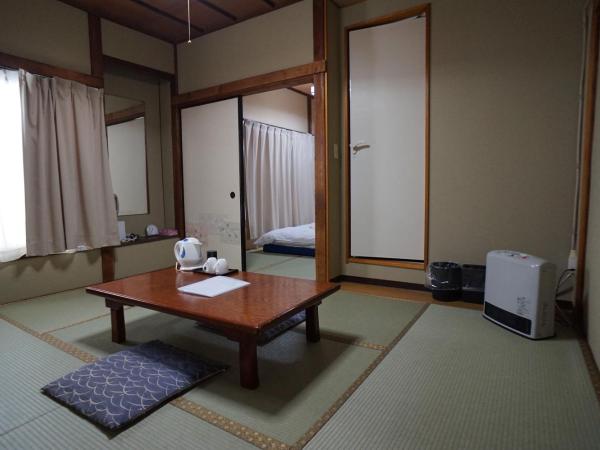 Ryokan Katsutaro : photo 1 de la chambre chambre triple avec salle de bains