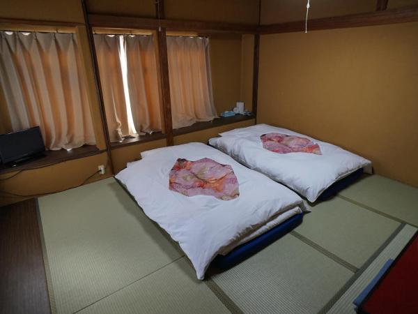 Ryokan Katsutaro : photo 1 de la chambre chambre triple avec salle de bains commune