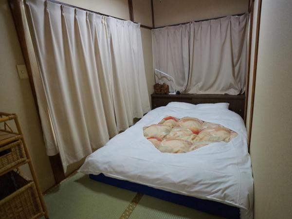 Ryokan Katsutaro : photo 2 de la chambre chambre triple avec salle de bains