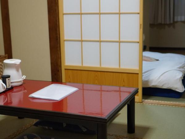 Ryokan Katsutaro : photo 4 de la chambre chambre double avec salle de bains a