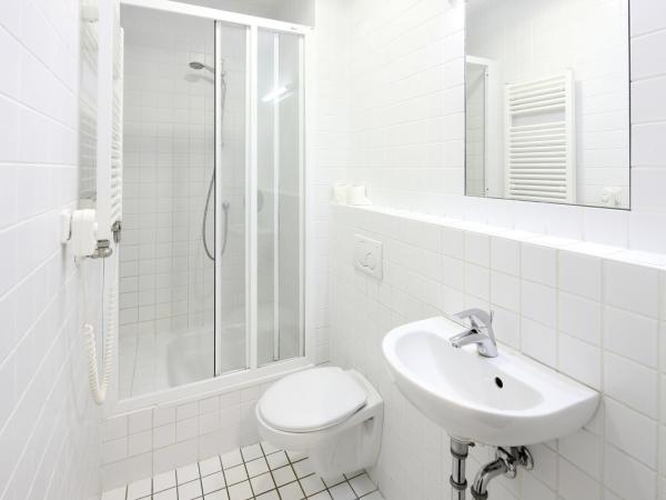 Hotel & Hostel Letov : photo 3 de la chambre chambre lits jumeaux confort avec salle de bains privative