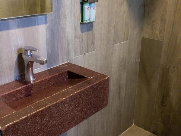 HOTEL MIRAMAR : photo 8 de la chambre chambre familiale avec salle de bains