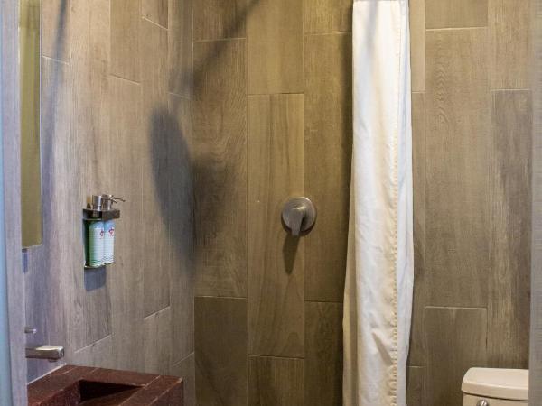 HOTEL MIRAMAR : photo 9 de la chambre chambre familiale avec salle de bains