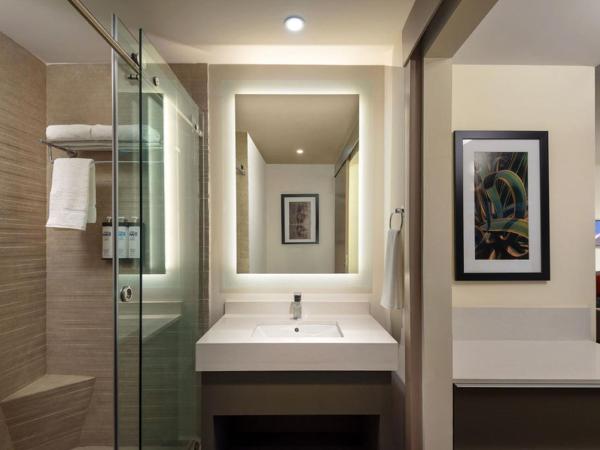 Hyatt Place Monterrey Valle : photo 1 de la chambre chambre avec 2 lits queen-size et canapé-lit