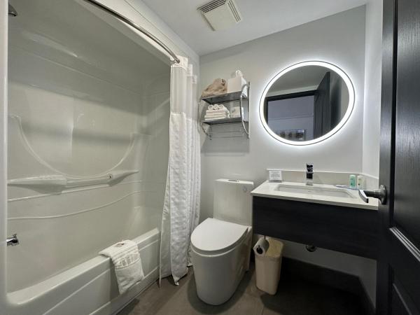 Quality Inn : photo 3 de la chambre chambre lit king-size standard - non-fumeurs / pas d'animaux domestiques