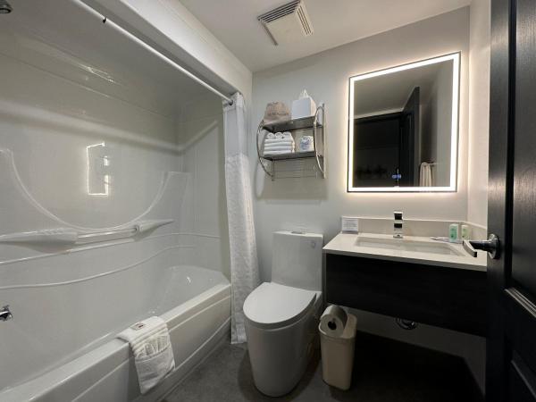 Quality Inn : photo 4 de la chambre chambre lit king-size standard - non-fumeurs / pas d'animaux domestiques