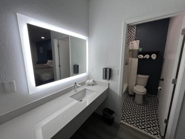 Grand Villa Inn Galleria : photo 7 de la chambre chambre lit king-size - non-fumeurs