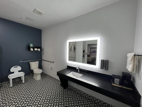 Grand Villa Inn Galleria : photo 3 de la chambre 1 king bed, mobility/hearing accessible room, bathtub w/ grab bars,non-smoking