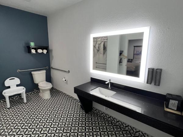 Grand Villa Inn Galleria : photo 2 de la chambre 1 king bed, mobility/hearing accessible room, bathtub w/ grab bars,non-smoking